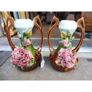 Paire  de vases  en barbotine  à décor  en relief  de roses  1900  