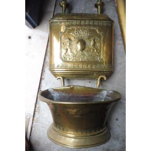 Fontaine murale en cuivre jaune  18 eme  