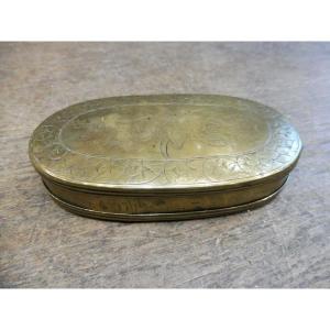 Boîte  en laiton gravé , Hollande  18 eme siècle  
