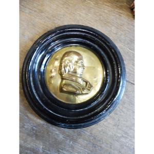 Médaillon  en cuivre  repoussé  19 eme  " profil  de Béranger "  