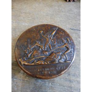 Round Box In Carved Boxwood "barricade Of 1830"  