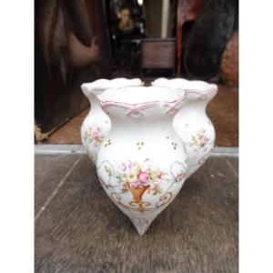 Vase en biscuit  de porcelaine  19 eme