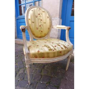 Fauteuil  médaillon   Louis XVI  en bois laqué  