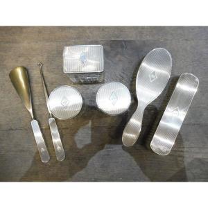 Ensemble  de  sept pièces  en vermeil  et cristal  de nécessaire de toilette  .