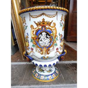 Vase  de forme mèdicis  en faïence  de Gien 19 eme , décor renaissance  