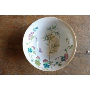 Bol en porcelaine  de la Chine  XX eme  à décor polychrome  de fruits  et fleurs  