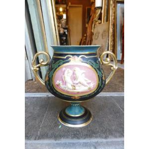 Vase en porcelaine de Paris second empire à riche décor néo classique