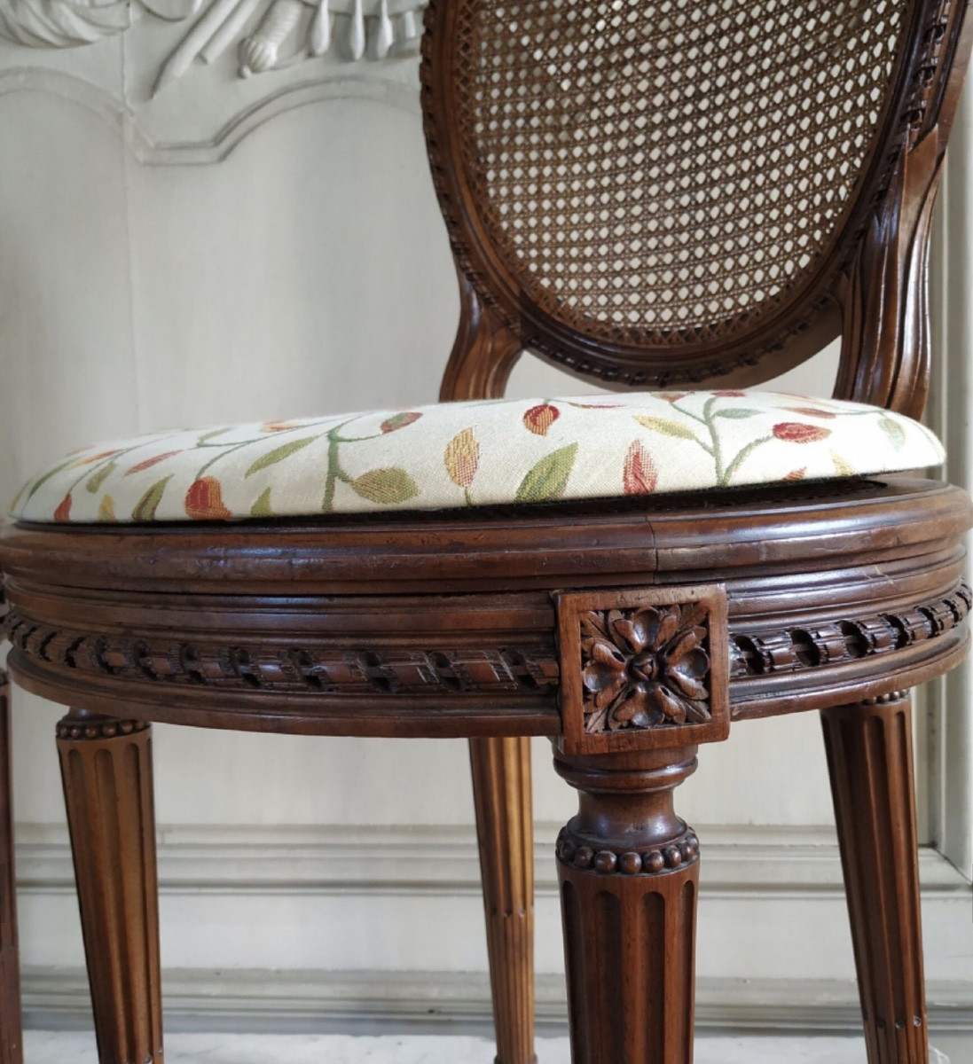 Suite de huit chaises Louis XVI cannées -photo-2