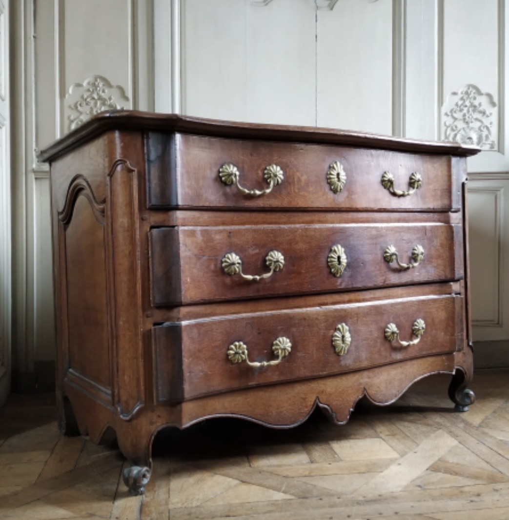 Commode Louis XV de boiserie en chêne massif 