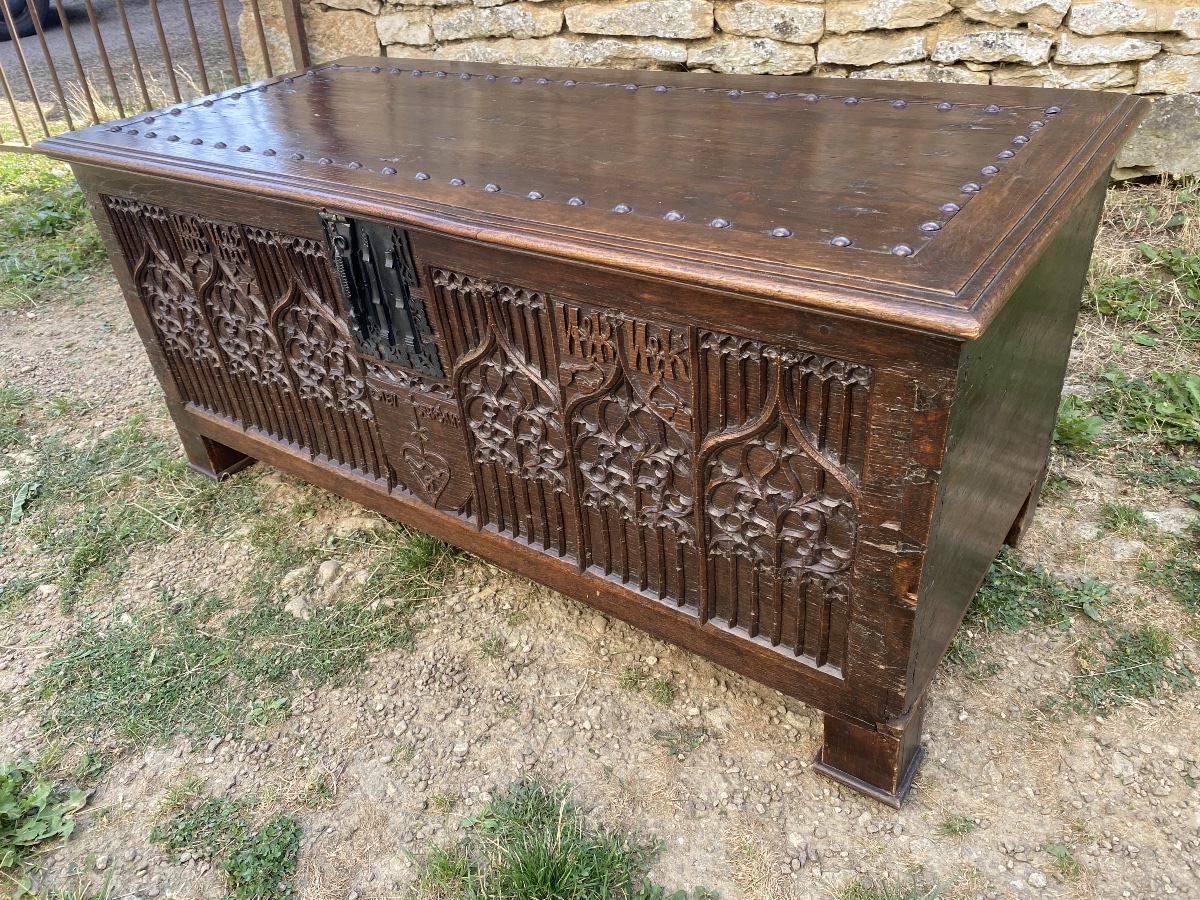 Coffre gothique en chêne 