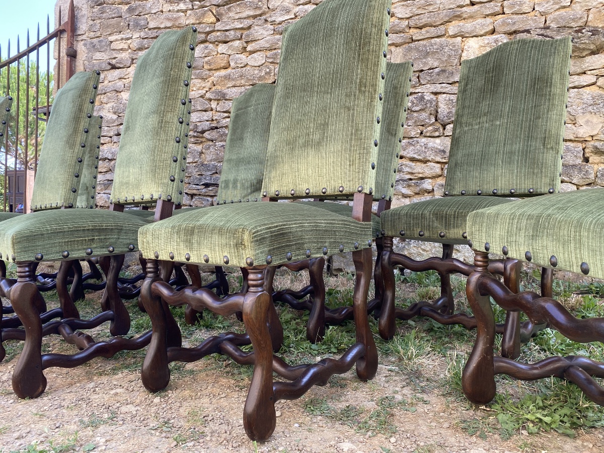 Suite de 10 chaises Louis XIII en châtaignier 