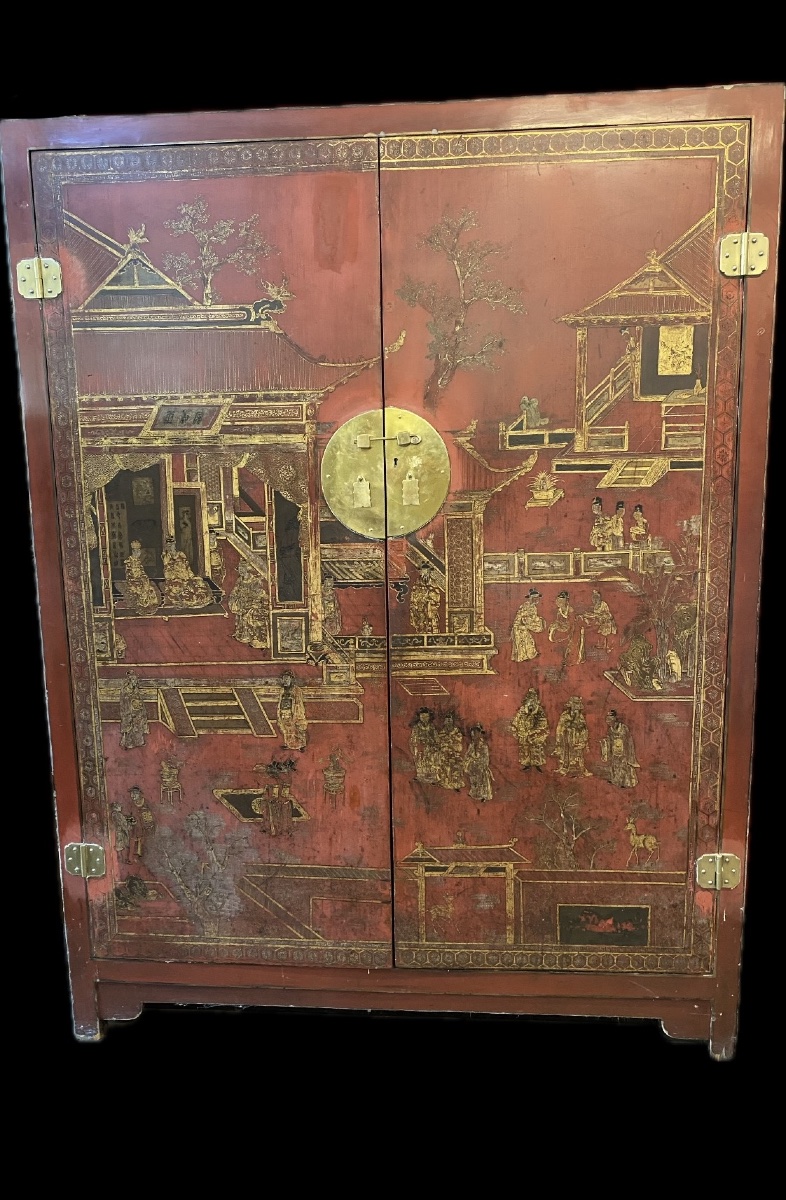 CHINE. Armoire en laque rouge 