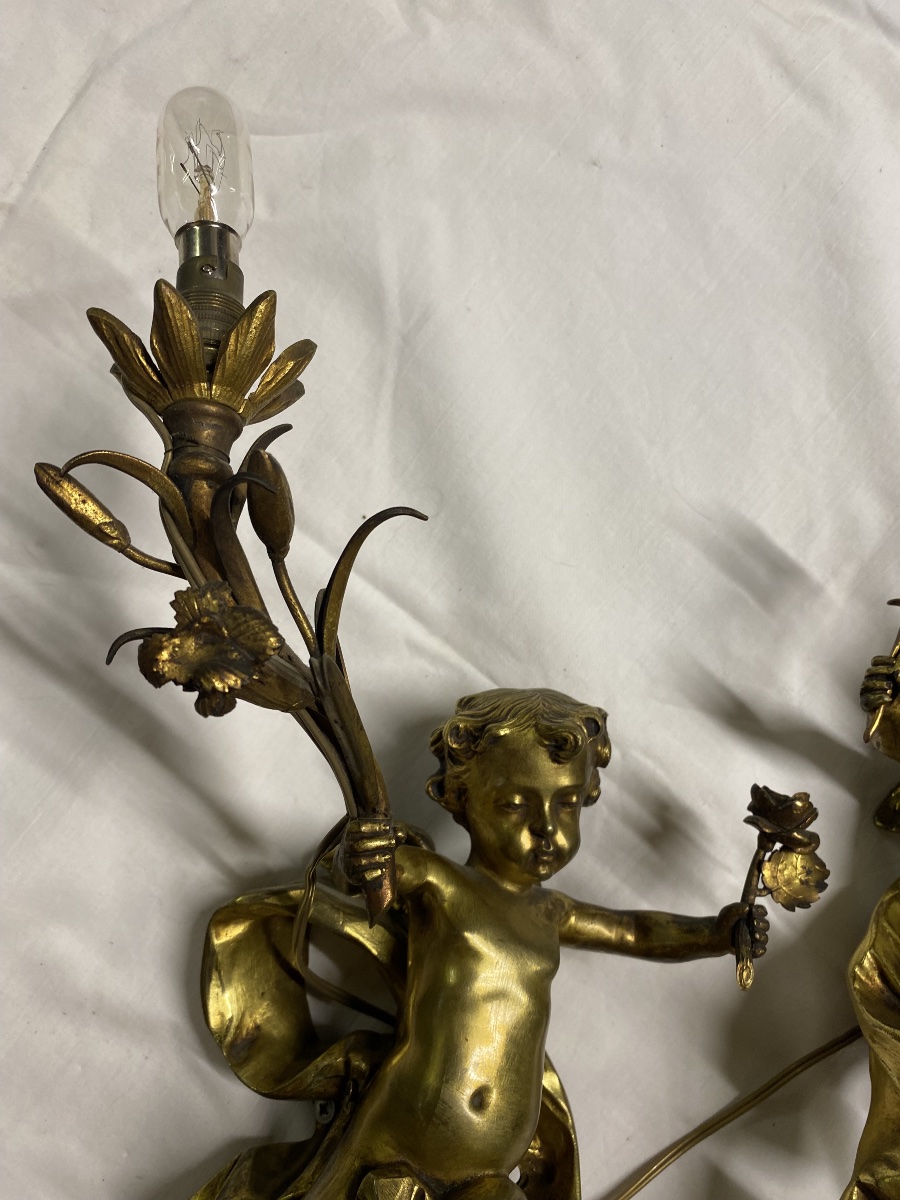 Paire d’appliques aux angelots en bronze doré -photo-1