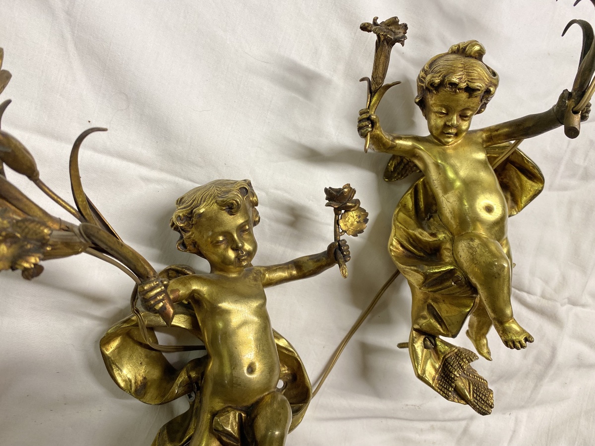 Paire d’appliques aux angelots en bronze doré 