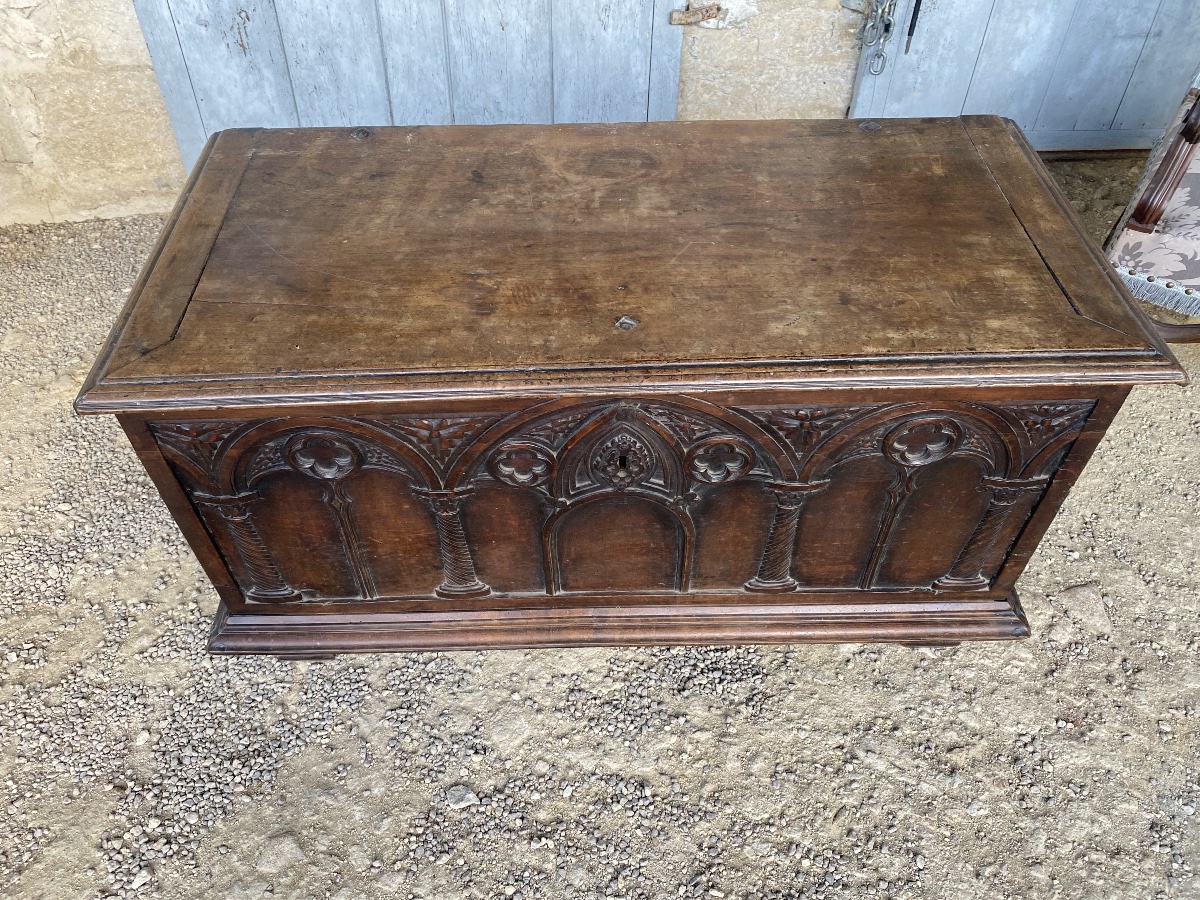 17th-century Gothic Chest Made Of Walnut -photo-2