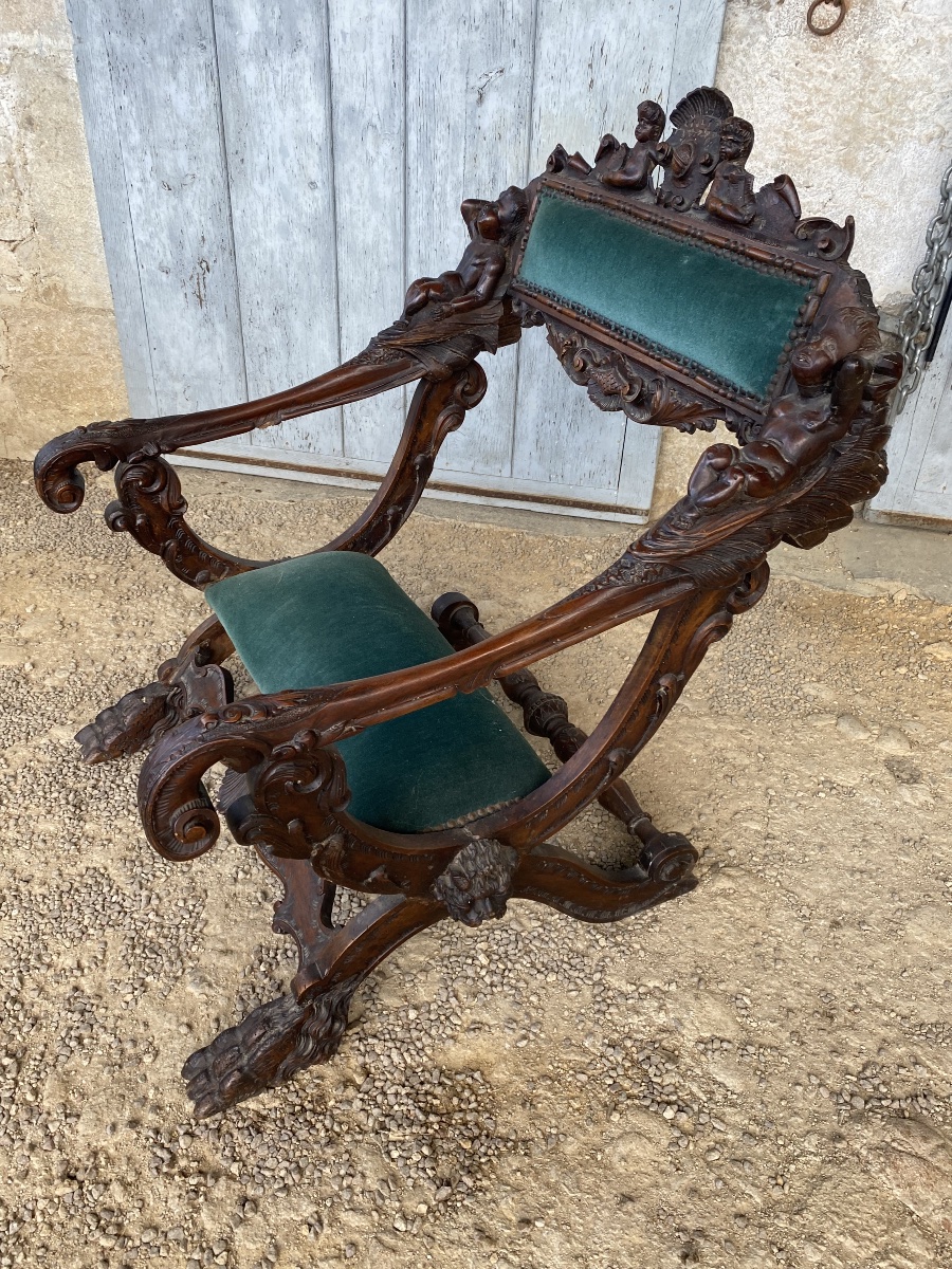 Fauteuil d’apparat en noyer sculpté