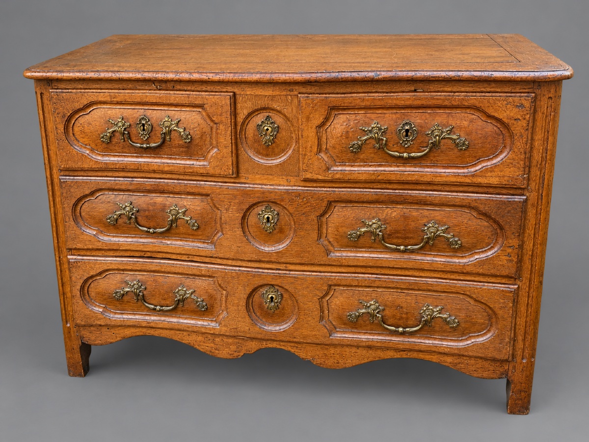 Commode Louis XIV en chêne clair 