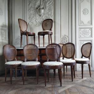 Suite de huit chaises Louis XVI cannées 