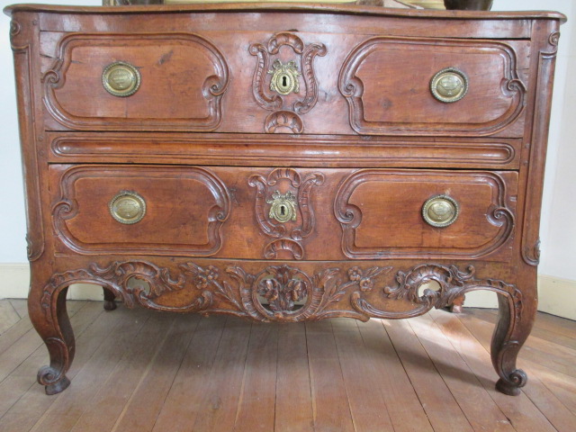 Commode Provencale  XVIII°  , galbée toutes faces