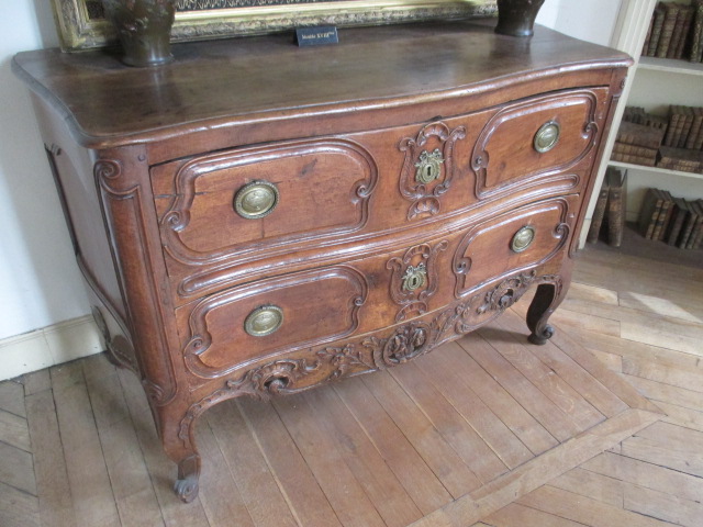 Commode Provencale  XVIII°  , galbée toutes faces-photo-1