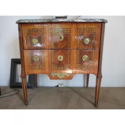 petite  commode  d'entre-deux  d'époque Louis XVI  en marquetterie