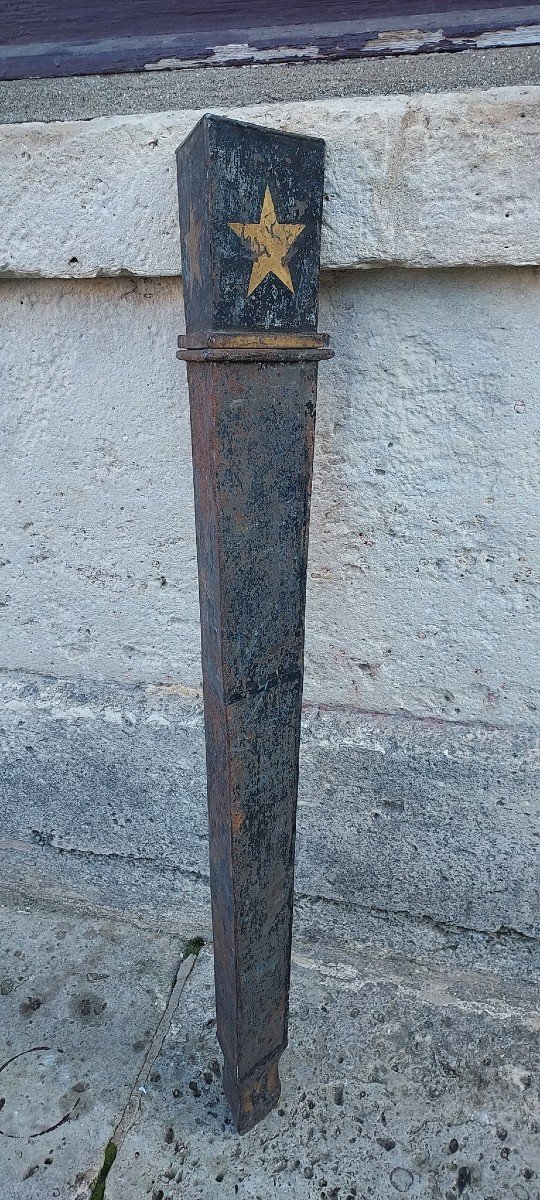 Beautiful Sign In The Shape Of A Quiver In Taule 1830