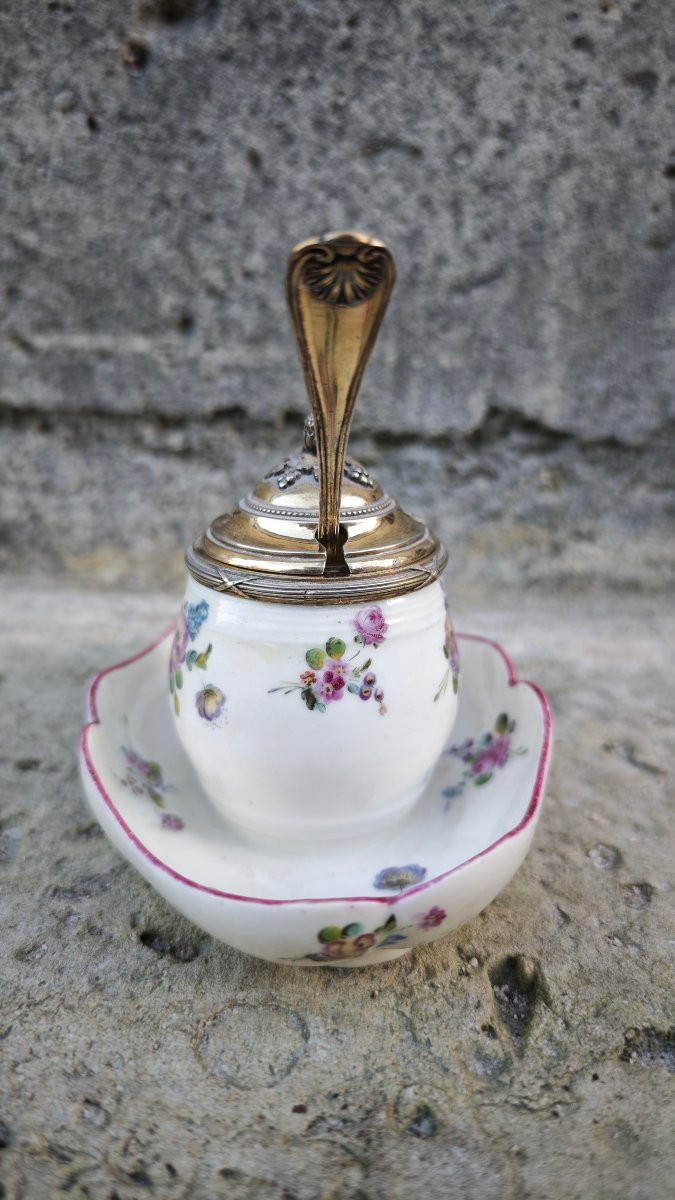 Superb 18th Century Soft-paste Porcelain Mustard Pot From Mennecy And Vermeil -photo-2