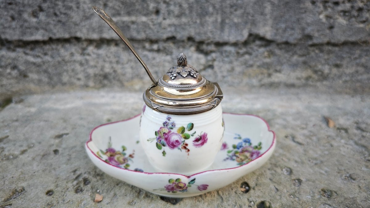 Superb 18th Century Soft-paste Porcelain Mustard Pot From Mennecy And Vermeil -photo-3