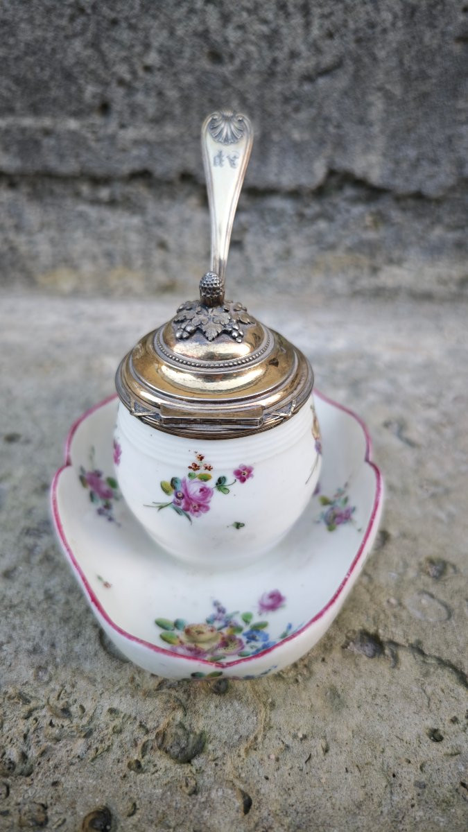 Superb 18th Century Soft-paste Porcelain Mustard Pot From Mennecy And Vermeil -photo-4