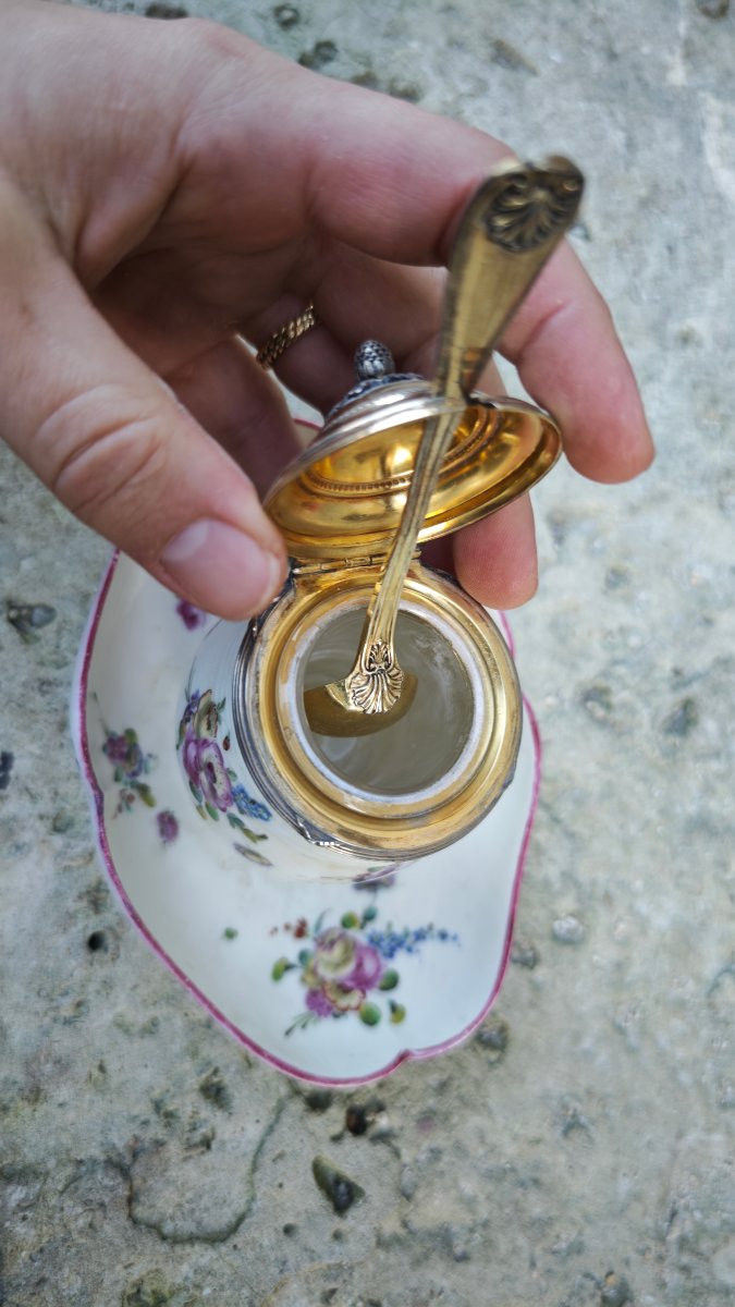 Superb 18th Century Soft-paste Porcelain Mustard Pot From Mennecy And Vermeil -photo-2