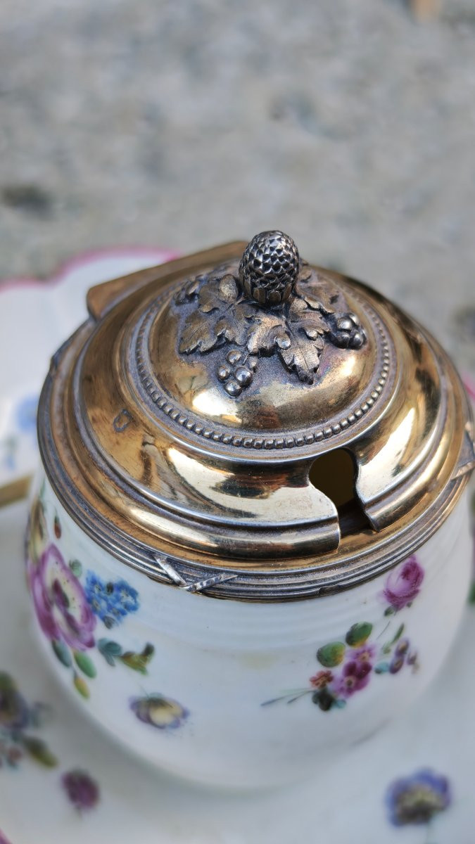 Superb 18th Century Soft-paste Porcelain Mustard Pot From Mennecy And Vermeil -photo-4