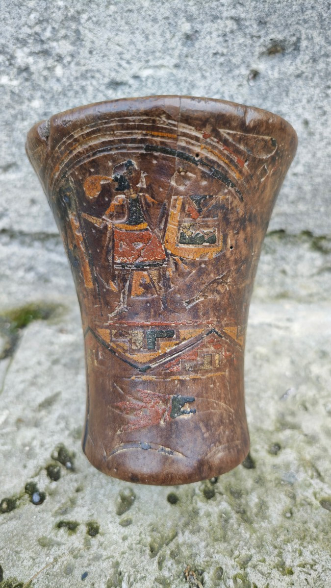 Remarquable Kero Peint Inca en bois 
