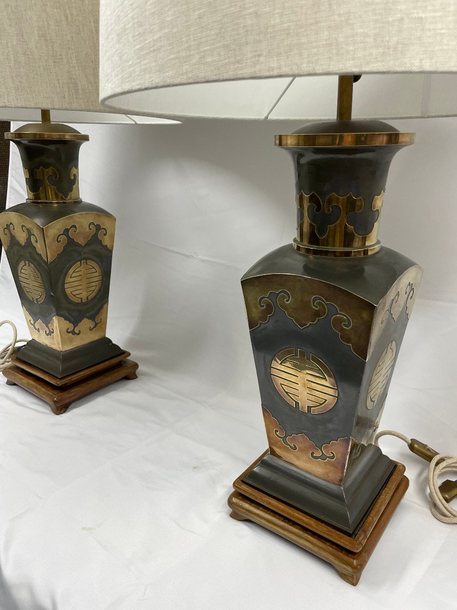 Pair de Lampes en metal avec des applications en laiton, sur des bases en bois. Années 50