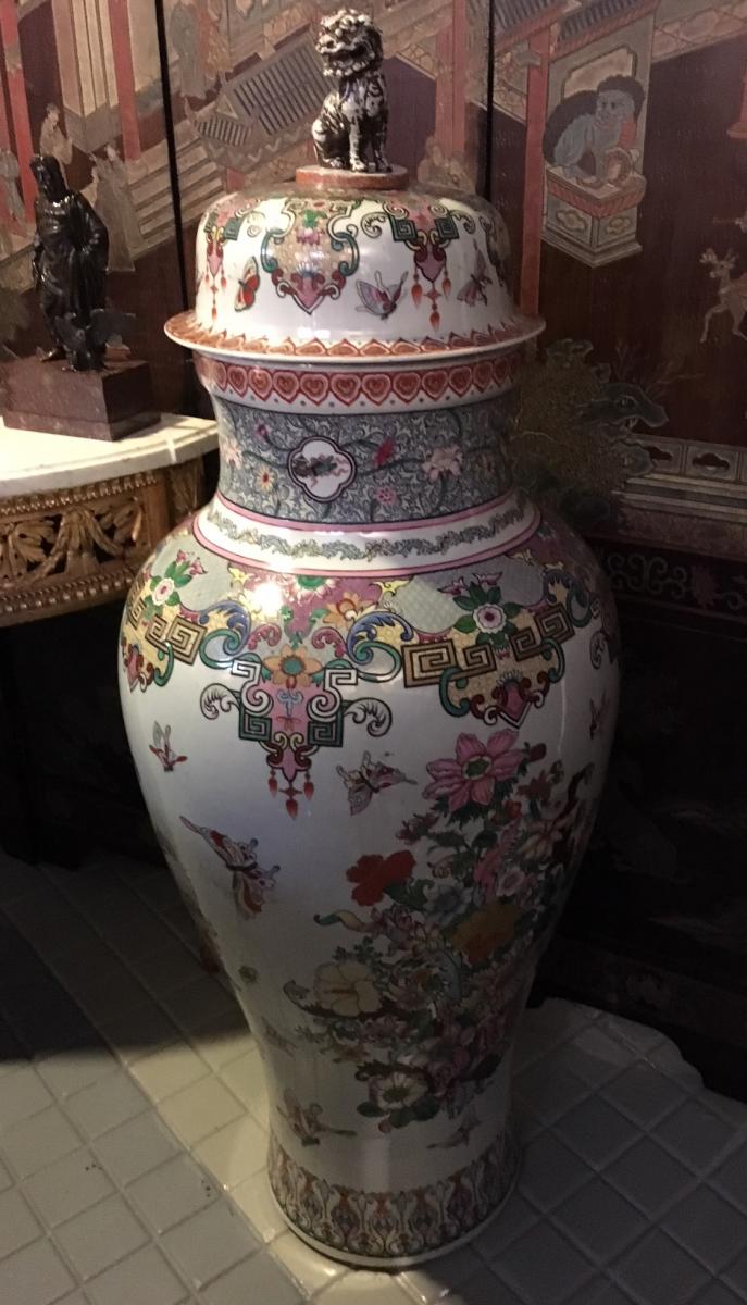 Deux Grands vases couvertes (142 cm.) en porcelaine de la Maison Samson.-photo-2