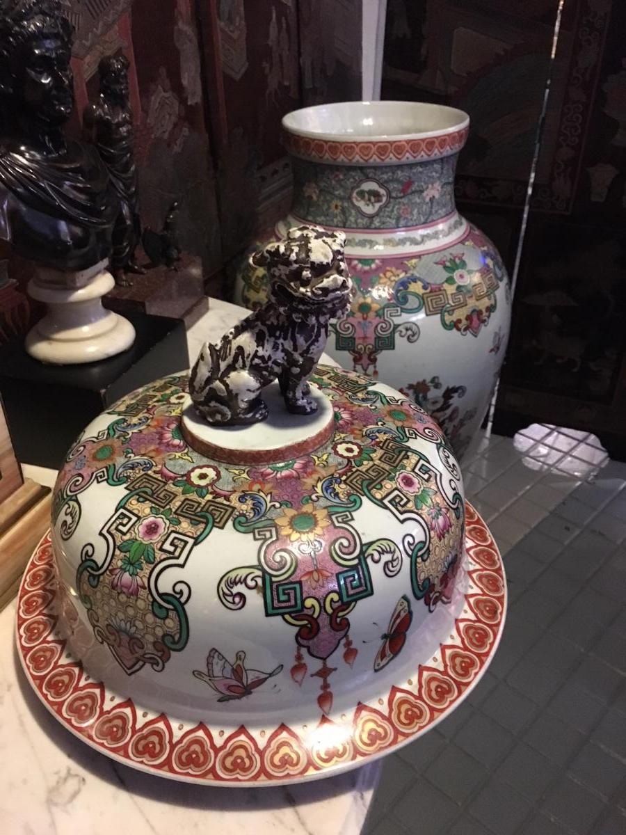 Deux Grands vases couvertes (142 cm.) en porcelaine de la Maison Samson.-photo-4