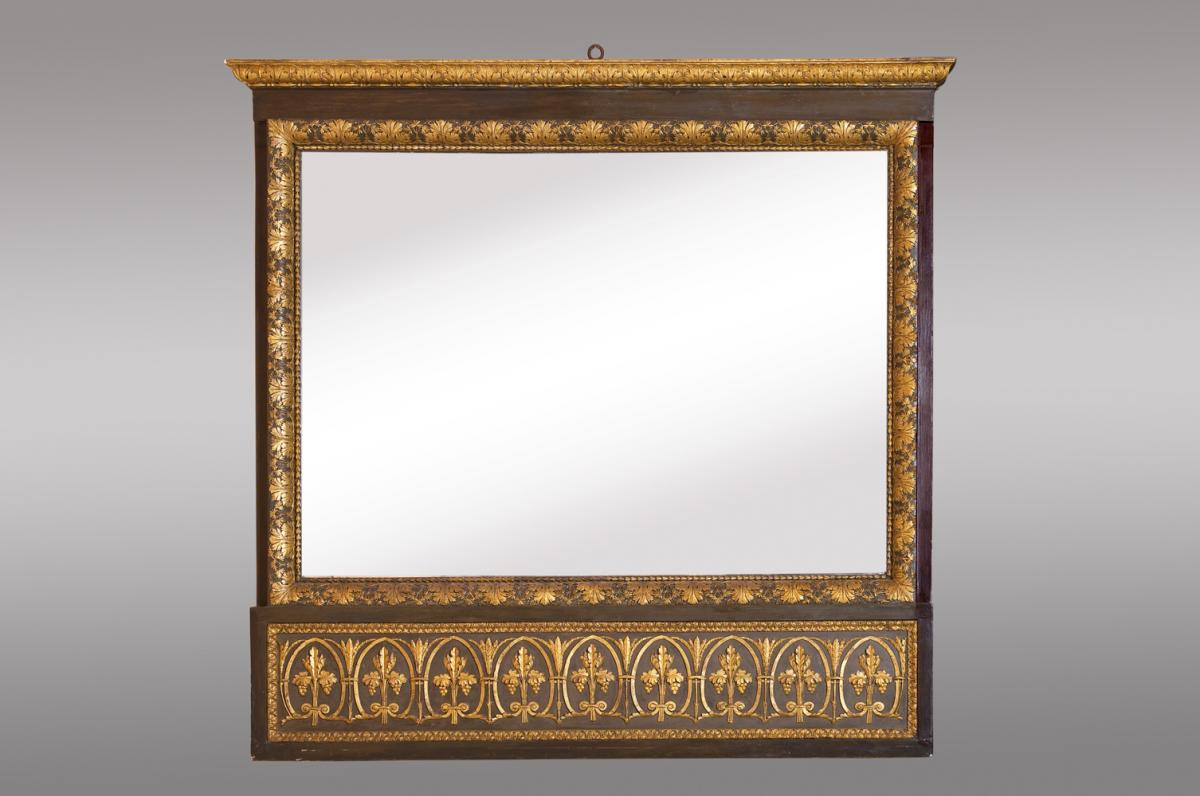 Miroir en bois sculpté peint et doré de style neoclassique. 