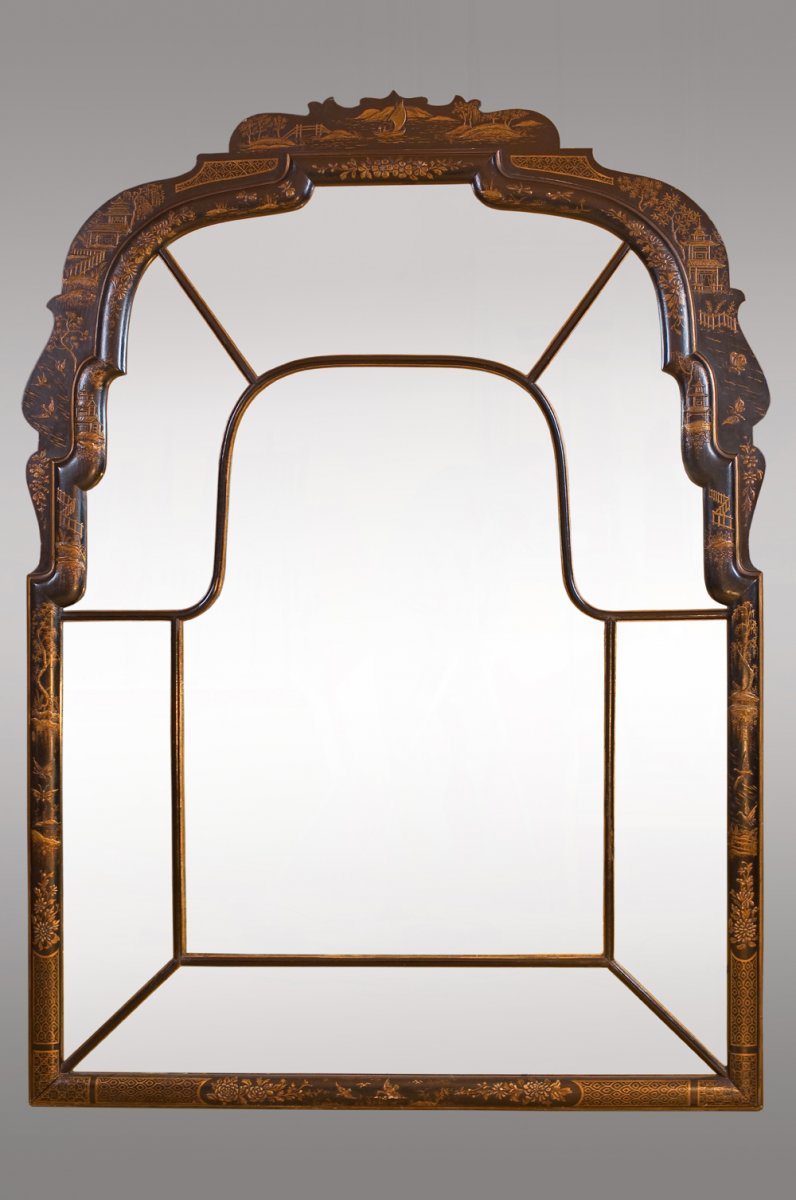 Miroir en bois laqué avec chinoiseries,de style Queen Anne. Vers 1920. Espagne.