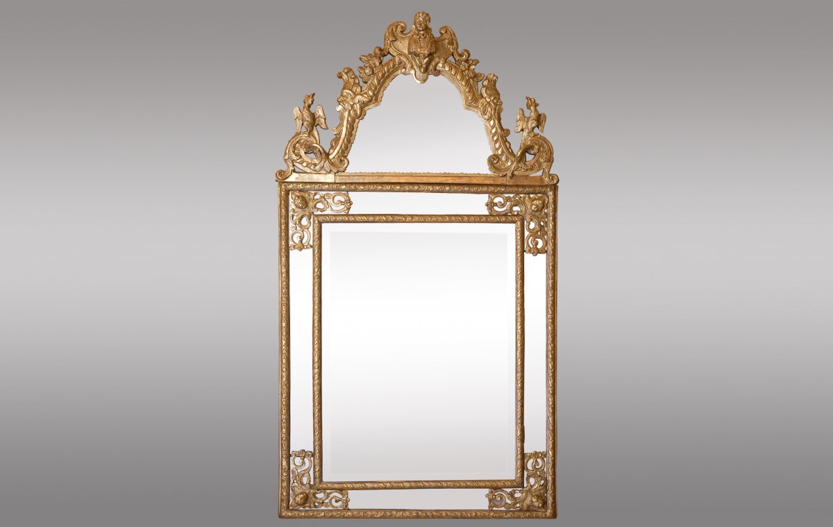 Miroir  Regence à pareclose en bois doré. France, 18ème siècle.