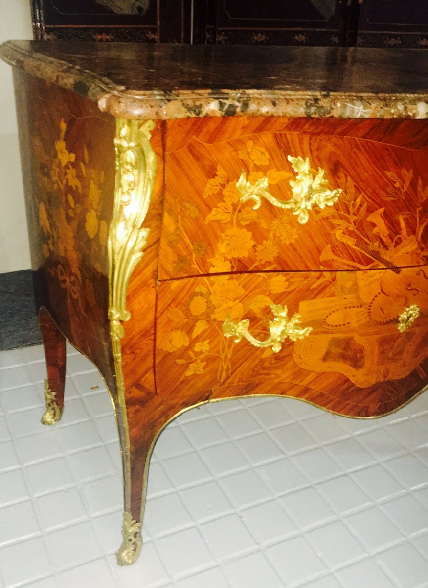 Une Commode d'Epoque Louis XV En Marqueterie De Differents Bois-photo-3