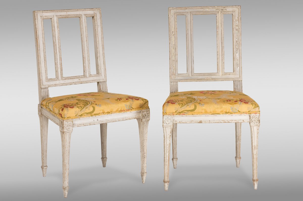 Paire de chaises de époque Louis XVI dans sa peinture original. France, dixhuitiéme siecle