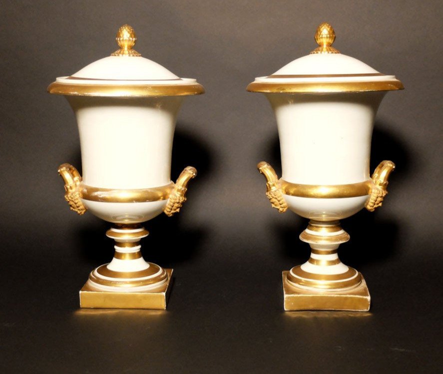 Paire De Vases Medicis Couverts En Porcelaine De Paris. Realisés Vers 1830