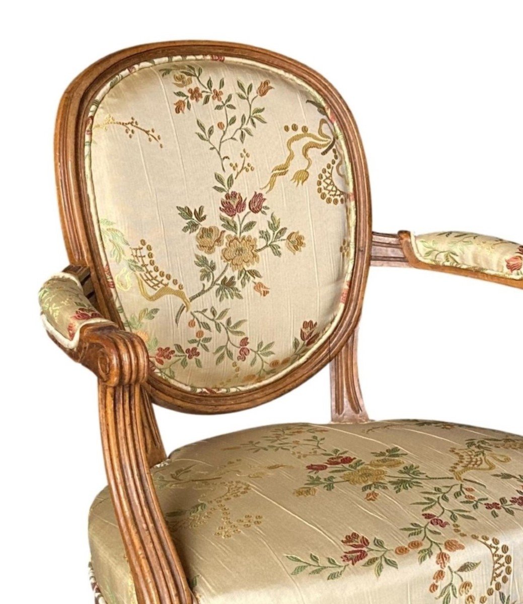 Paire De Fauteuils Louis XVI En Soie