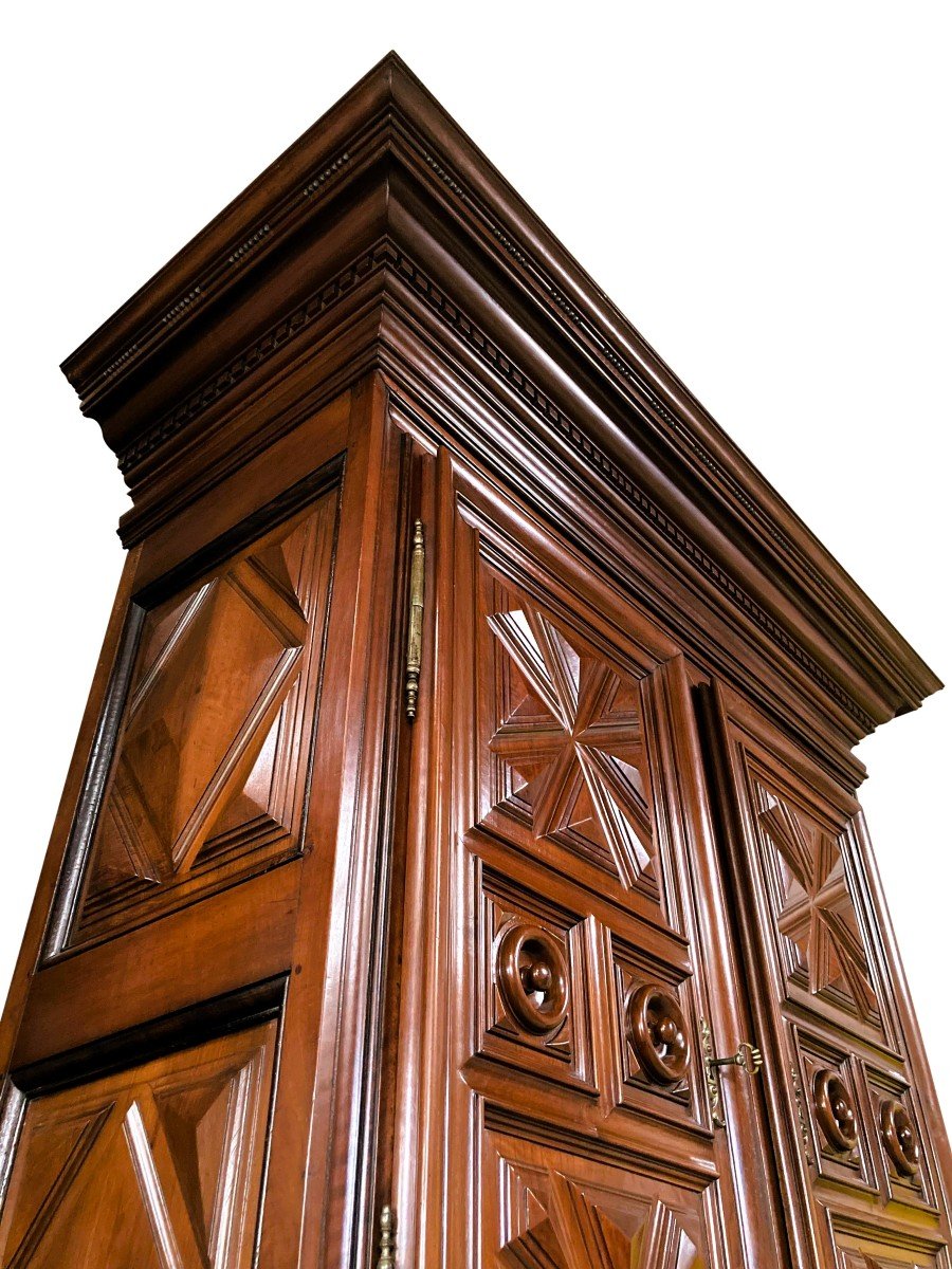 Armoire  de boiserie En Noyer Massif Du XVIIIe Siècle