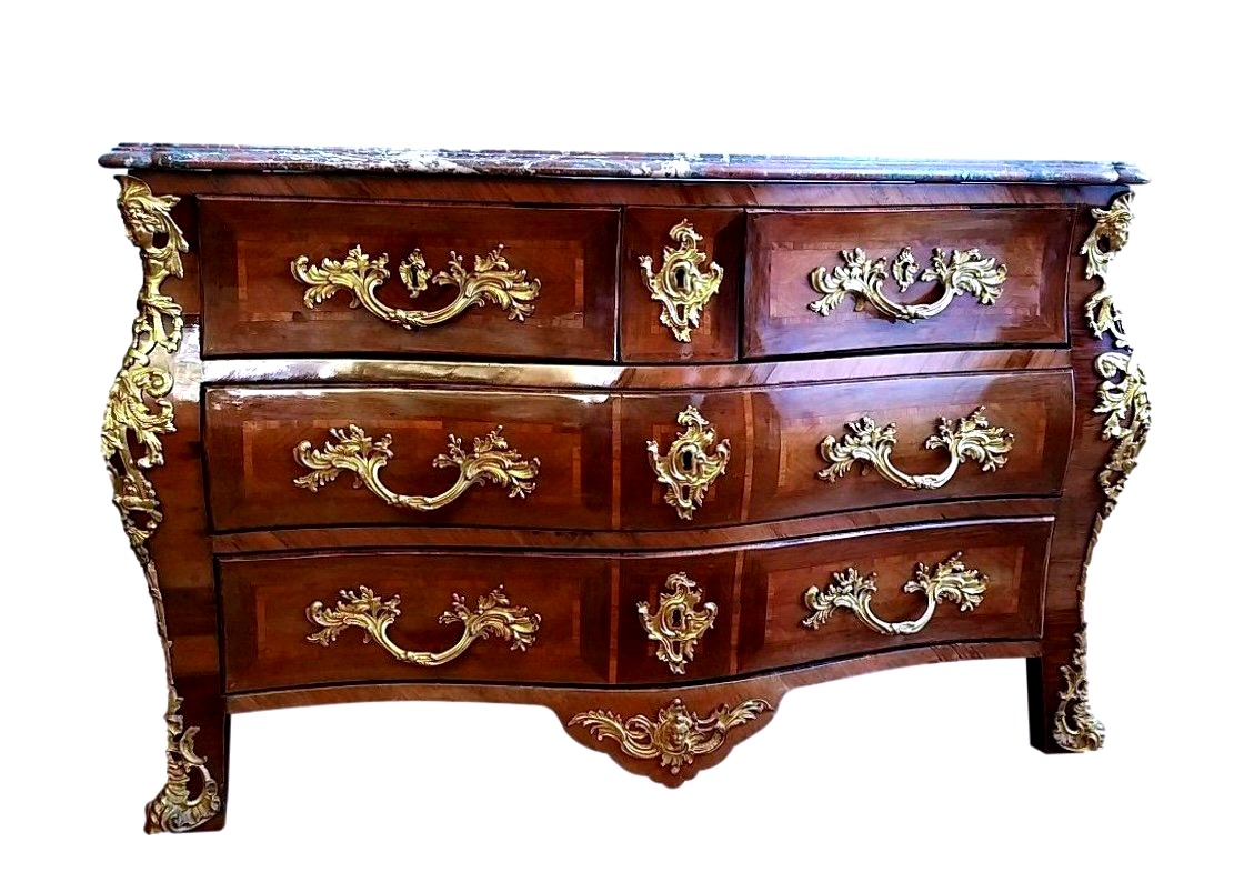 Commode galbée estampillée Jean-Charles ELLAUME. Paris, époque Louis XV, vers 1755-1770.