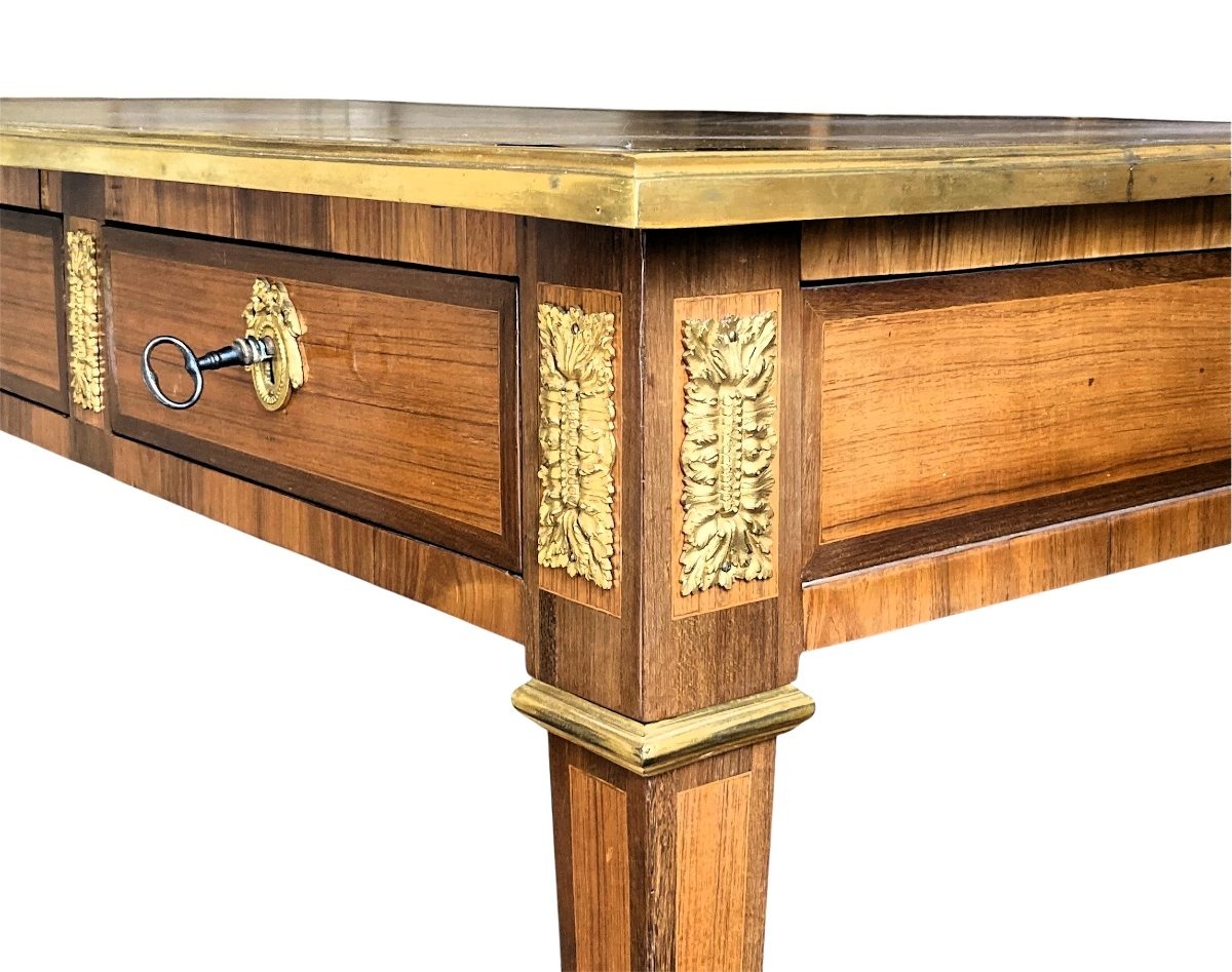 Bureau plat Louis XVI estampillé Jean Caumont (1736-1800)