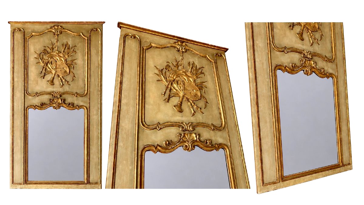 Trumeau de Boiserie Louis XV en Bois Sculpté et Doré à Décor de Trophée Musical XVIIIe siècle