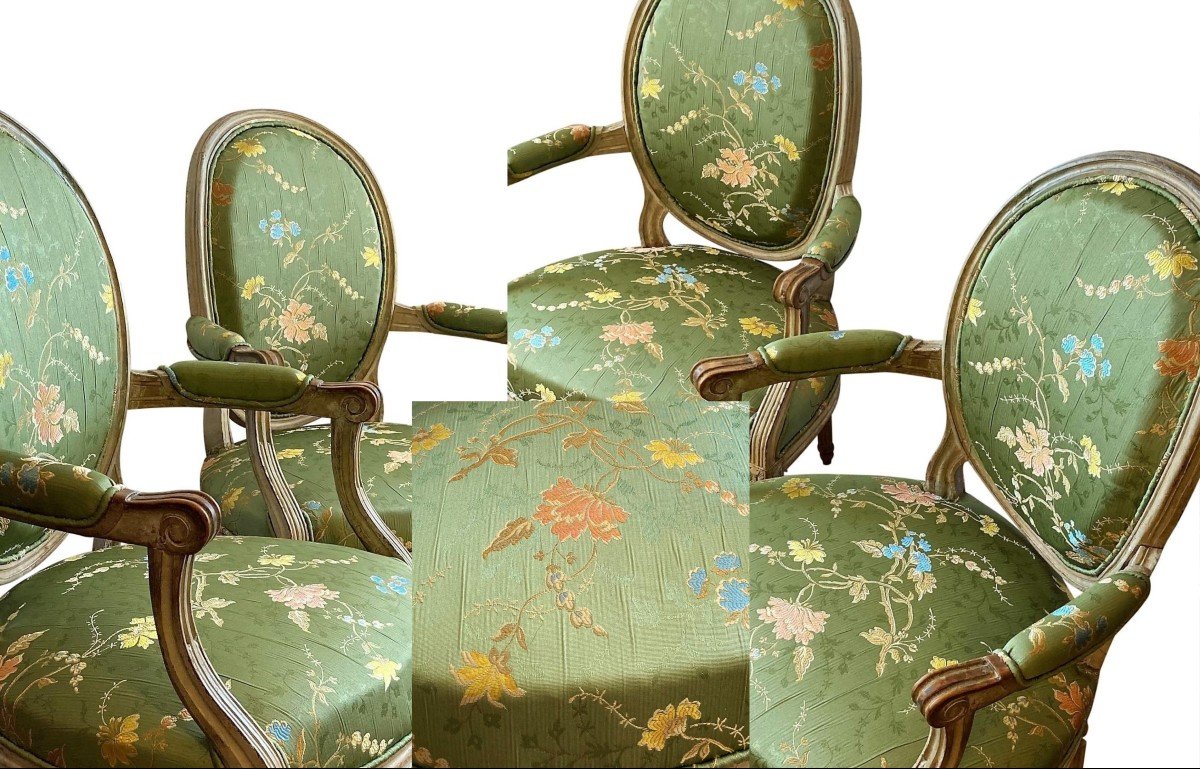 Paire De Fauteuils En Brocart de Soie Du XVIIIe Siècle