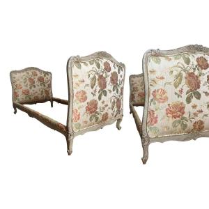 Pair Of Louis XV Style Beds From The 19th Century In Silk Lampas