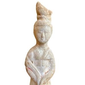 Statuette funéraire chinoise Tang – Mingqi dame de cour en argile, dynastie Tang (618–907)