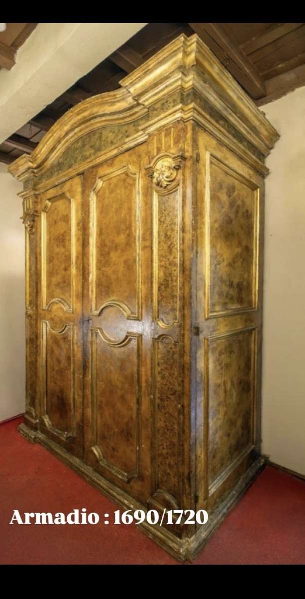 Armoire baroque importante de la fin du XVIIe siècle H306*190*94cm Laque d'origine.